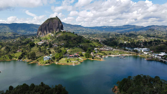 TOUR GUATAPÉ Y PEÑOL — COLORES, NATURALEZA Y AVENTURA